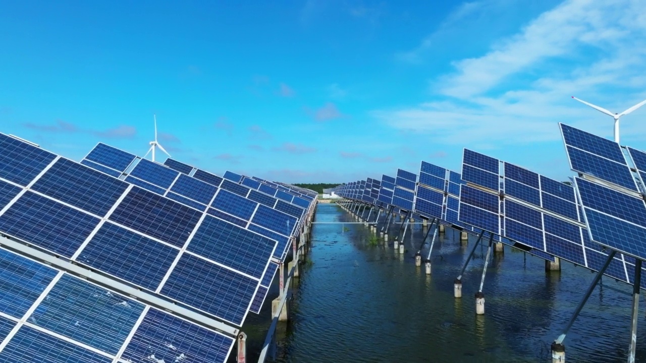 湖面上方有大面积的太阳能电池板视频素材