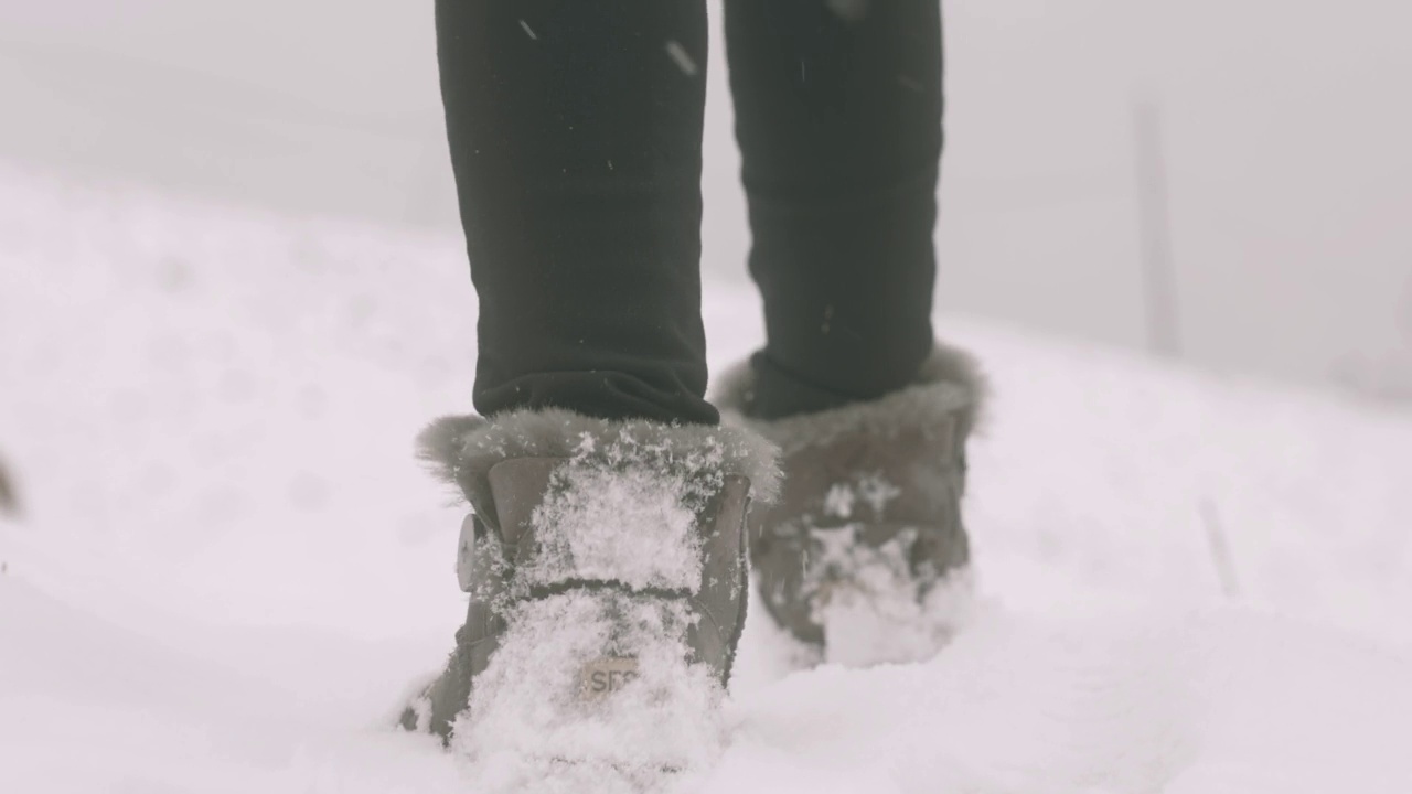 走在雪地里视频素材