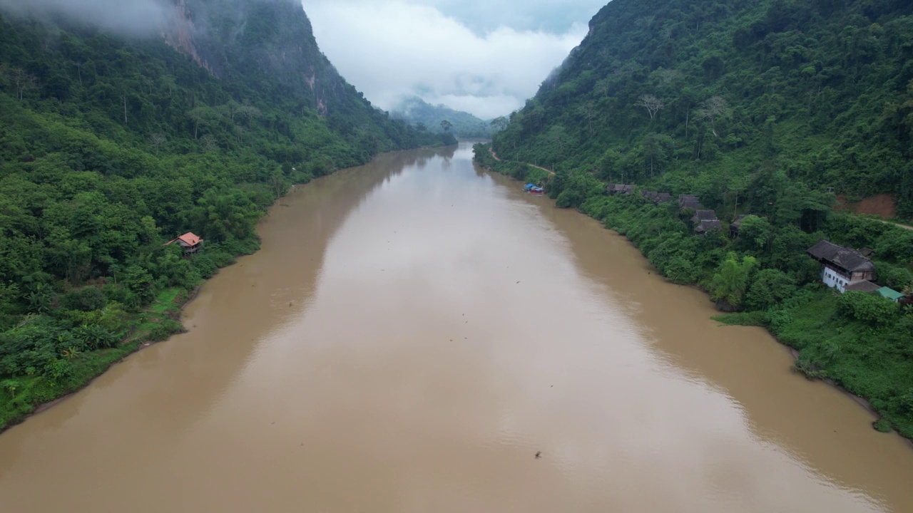 无人机鸟瞰老挝Nong Khiaw的南欧河和山景视频素材