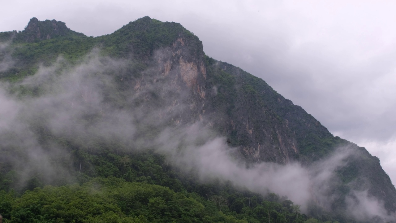 雾天的热带雨林和山丘景观视频素材