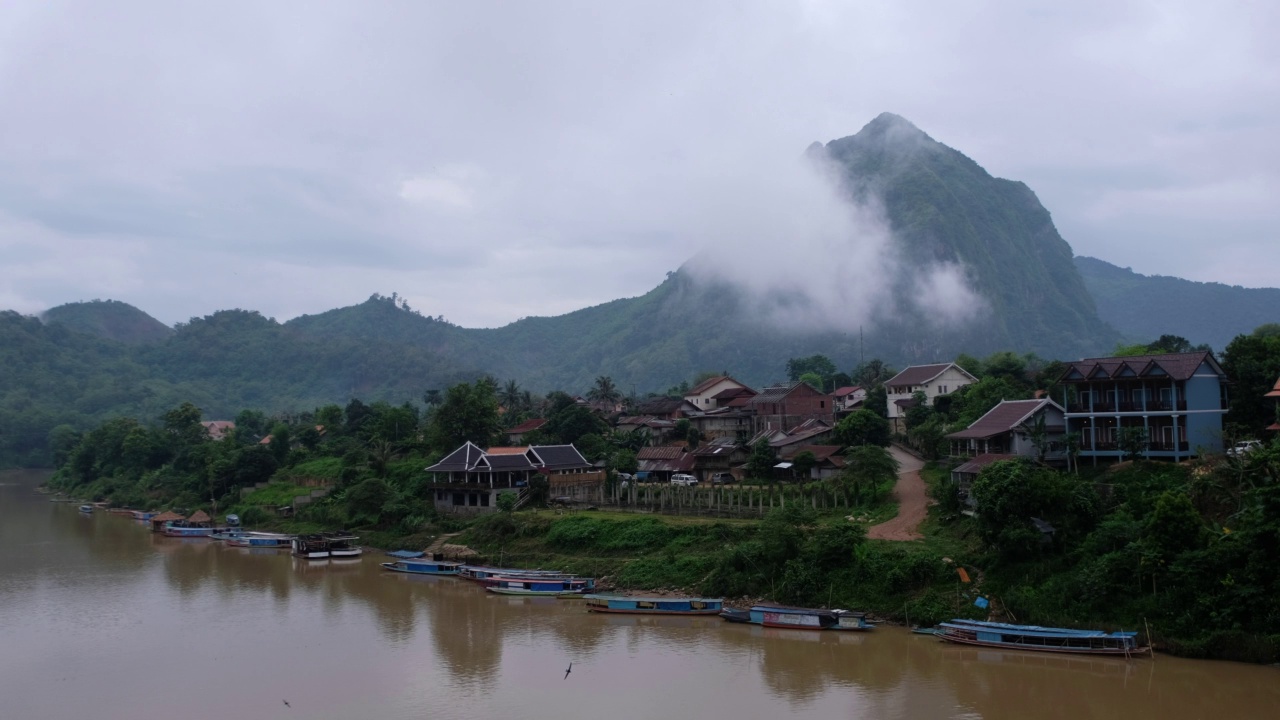 老挝Nong Khiaw，南欧河，雾天的乡村和山景视频素材