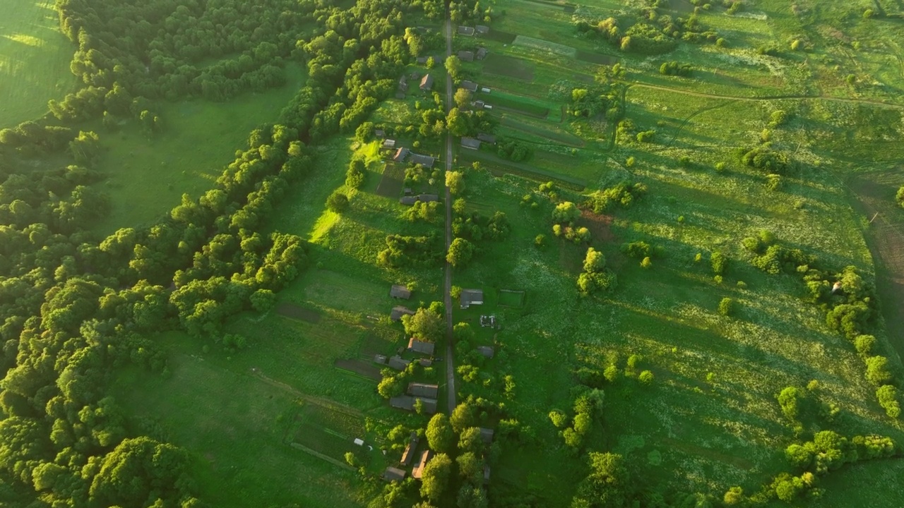 乡村别墅在乡村，俯瞰风景。村木房子。农村建设和农村农家乐。视频素材