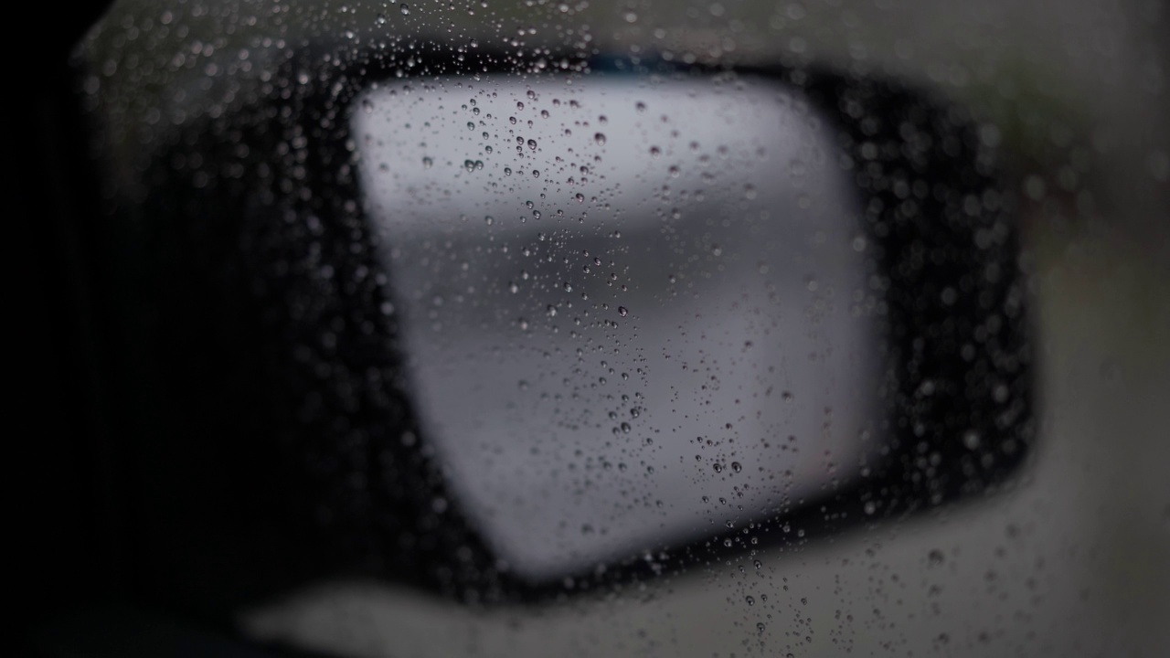 雨滴和模糊散焦。视频素材