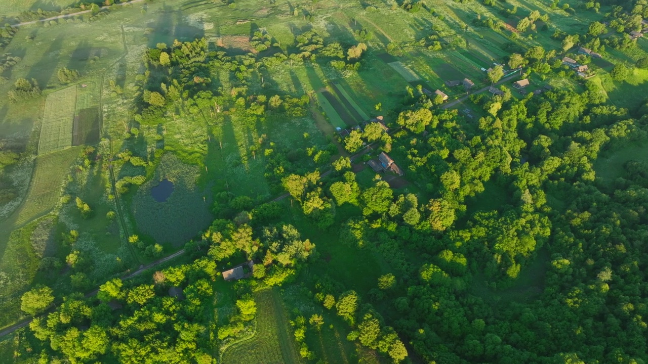 乡村别墅在乡村，俯瞰风景。村木房子。农村建设和农村农家乐。视频素材