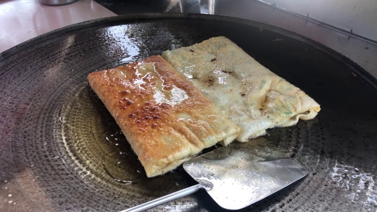 制作或烹饪Martabak Telur或Martabak Eggs的过程，印度尼西亚街头食品。视频素材