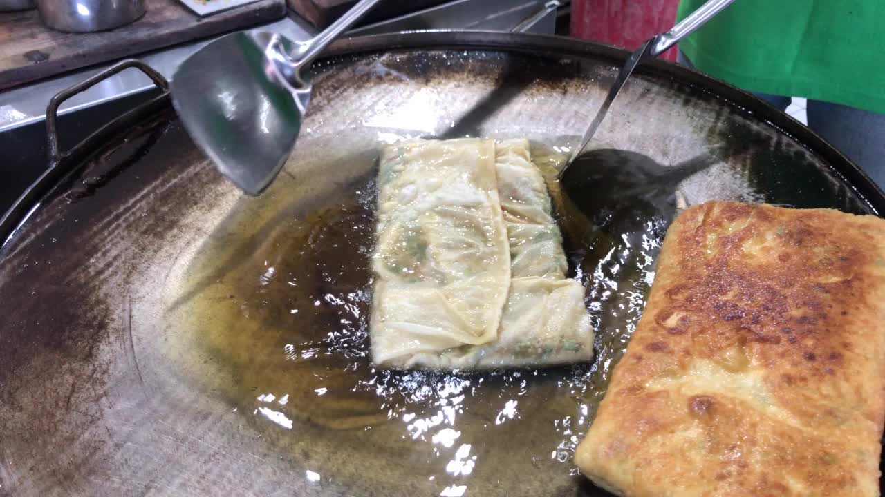 制作或烹饪Martabak Telur或Martabak Eggs的过程，印度尼西亚街头食品。视频素材