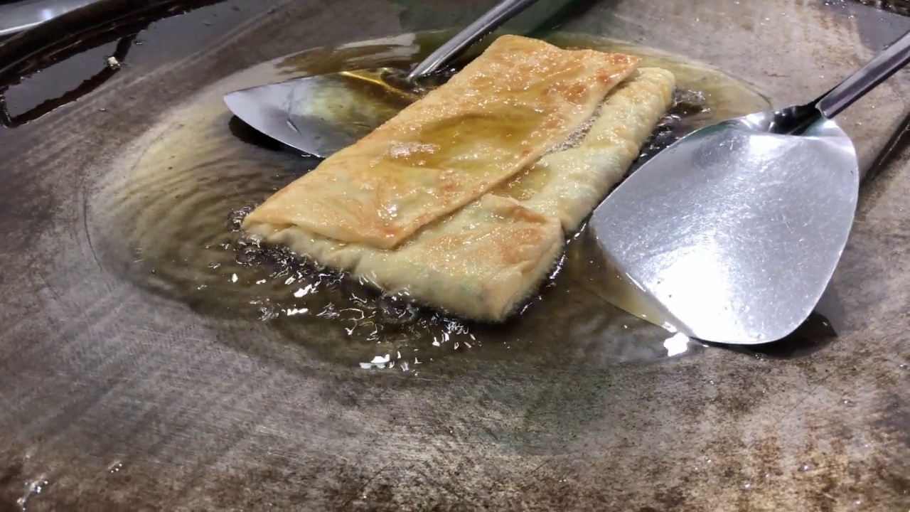 制作或烹饪Martabak Telur或Martabak Eggs的过程，印度尼西亚街头食品。视频素材