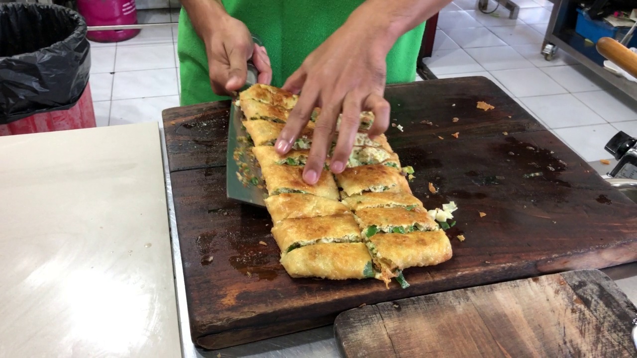 制作或烹饪Martabak Telur或Martabak Eggs的过程，印度尼西亚街头食品。视频素材