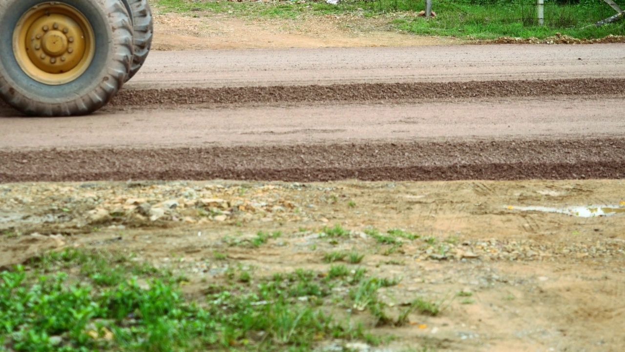 机器在道路建设中对土地进行分级视频素材