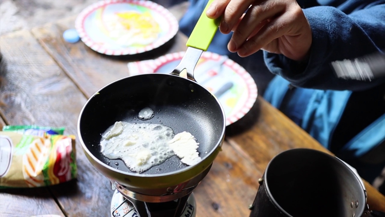 在露营条件下用煤气灶做饭。视频素材