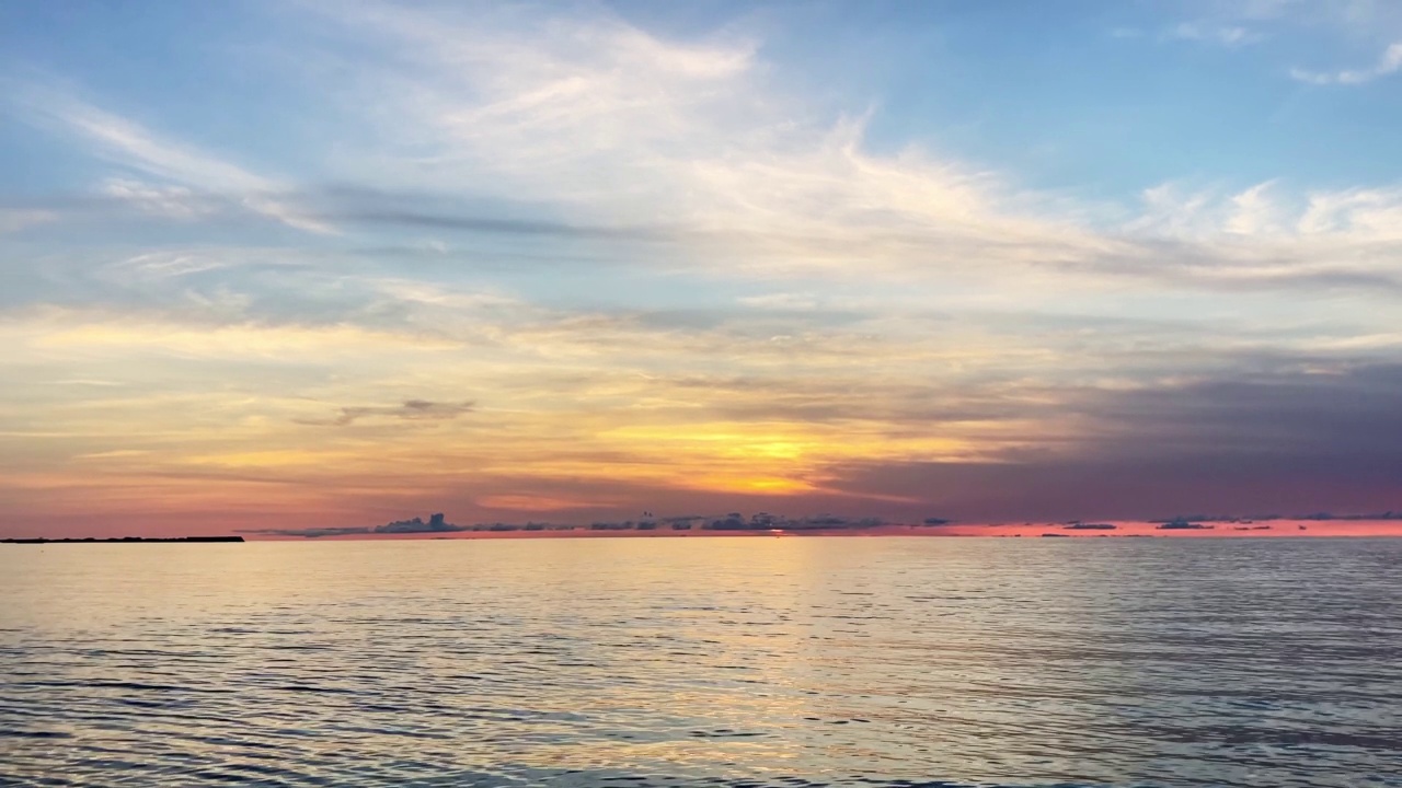 冲绳浦尾西海岸的夜景视频素材