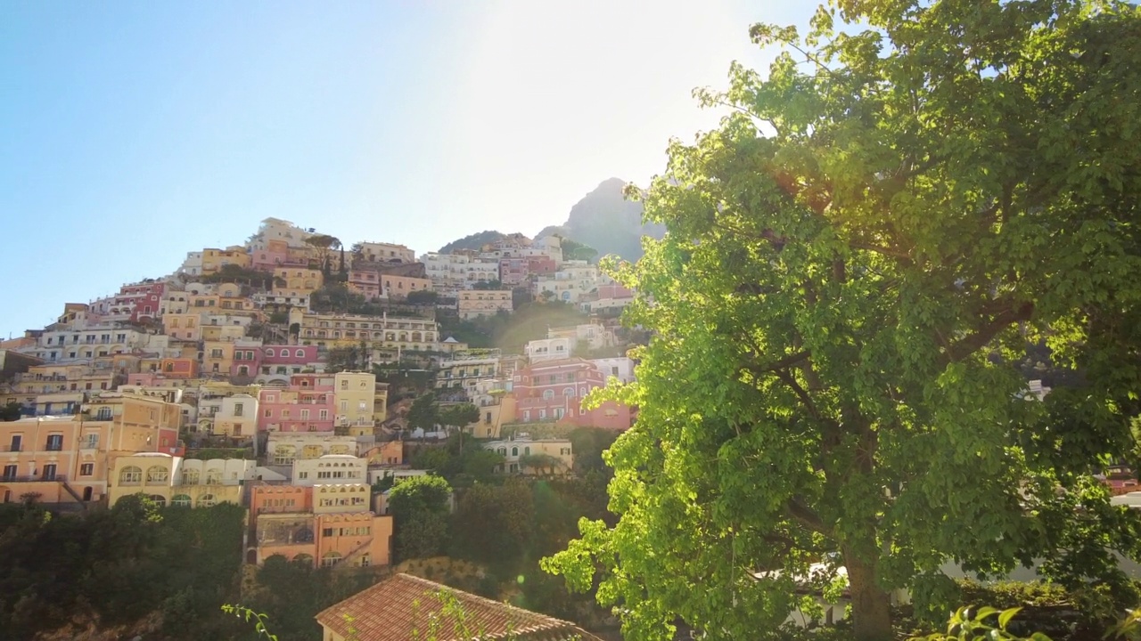 波西塔诺的街景，位于意大利第勒尼安海岸。成排的住宅建筑坐落在山丘上，绿意盎然视频素材