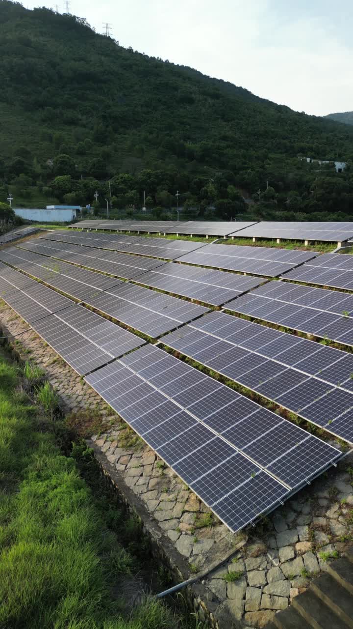 防洪堤坡道上太阳能电池板的剪影视频素材