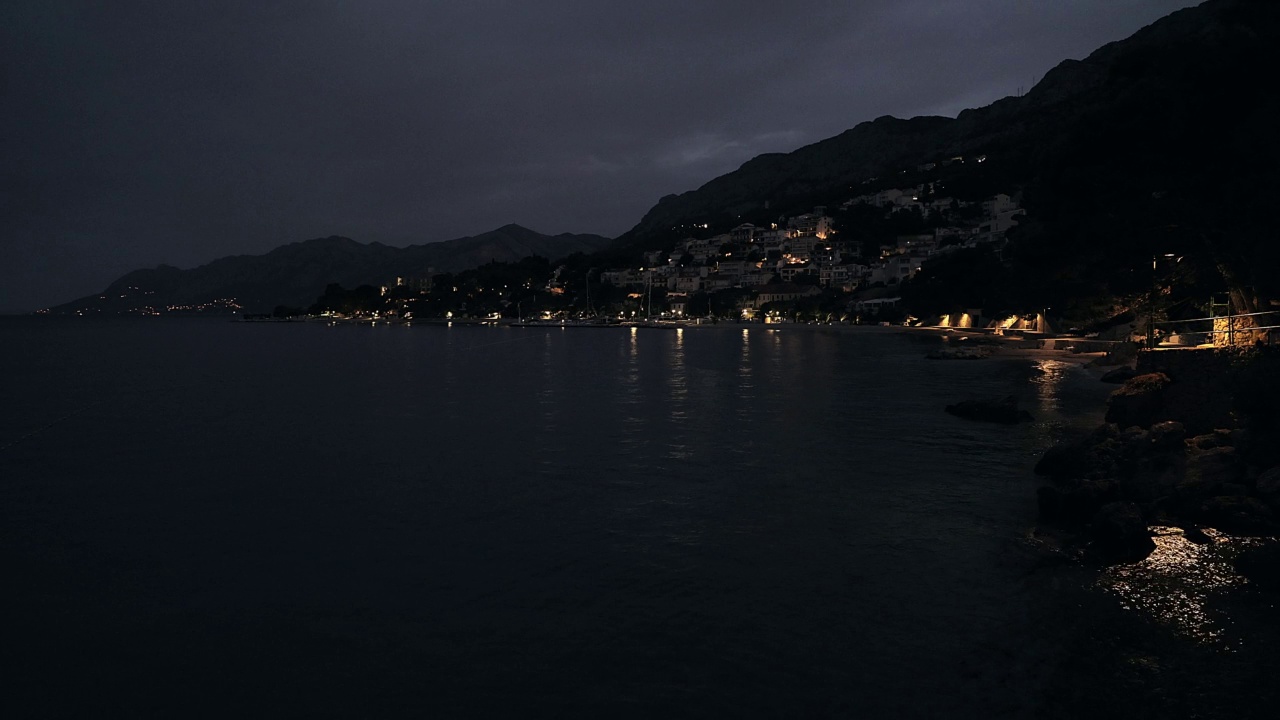 海边有一个小镇，夜晚有一座山。视频素材