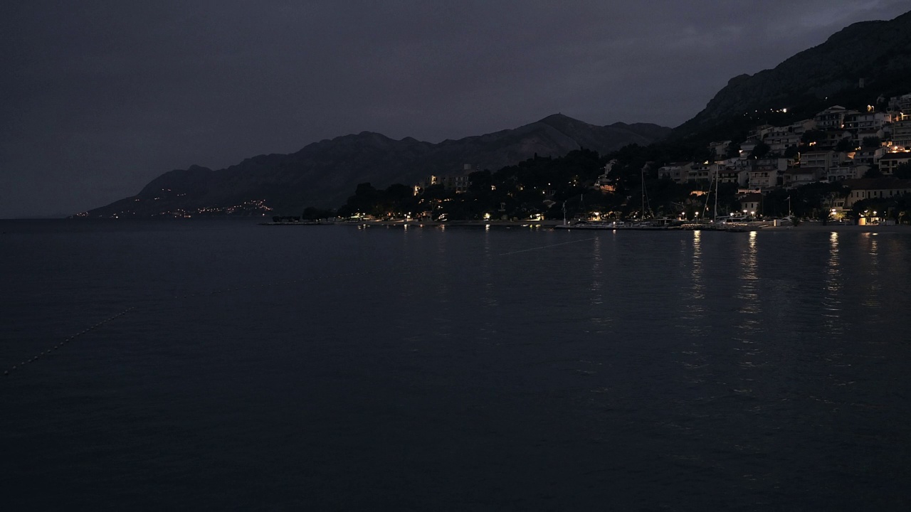 海边有一个小镇，夜晚有一座山。视频素材