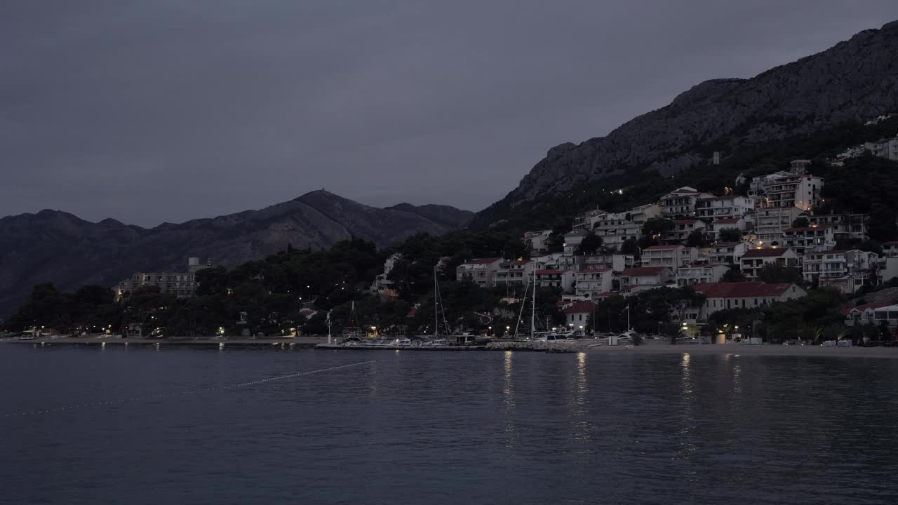 海边有一个小镇，夜晚有一座山。视频素材