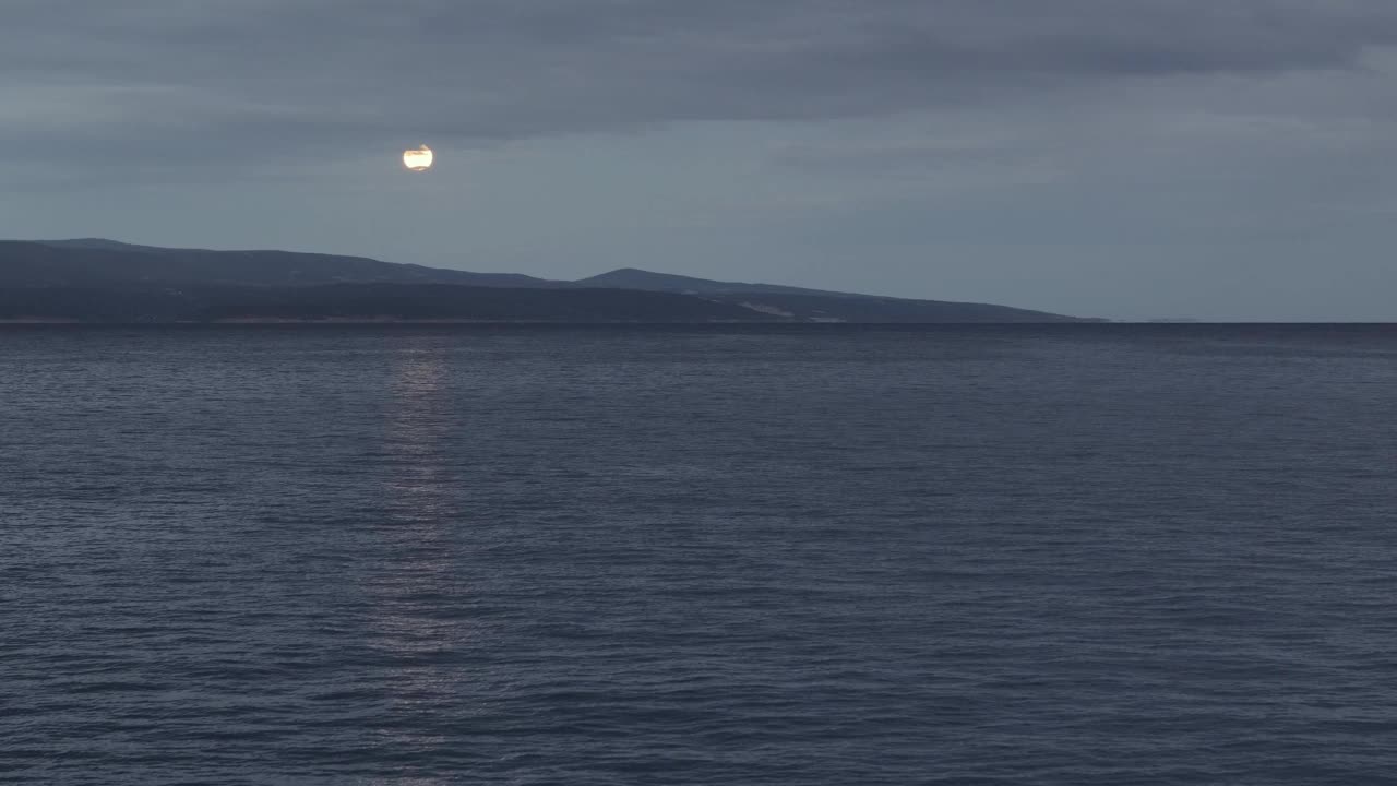 夜晚满月的海景。视频素材