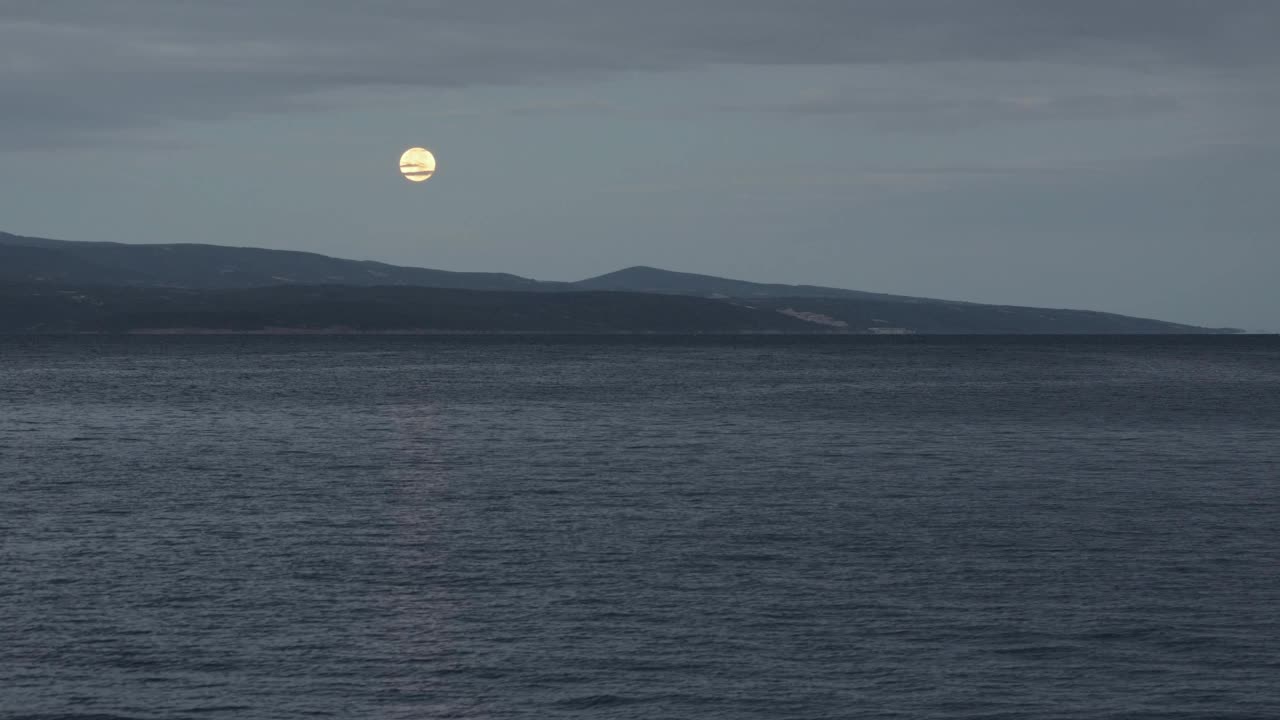 夜晚满月的海景。视频素材