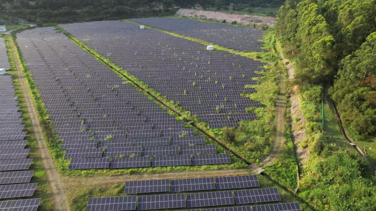 农场太阳能发电厂鸟瞰图视频素材