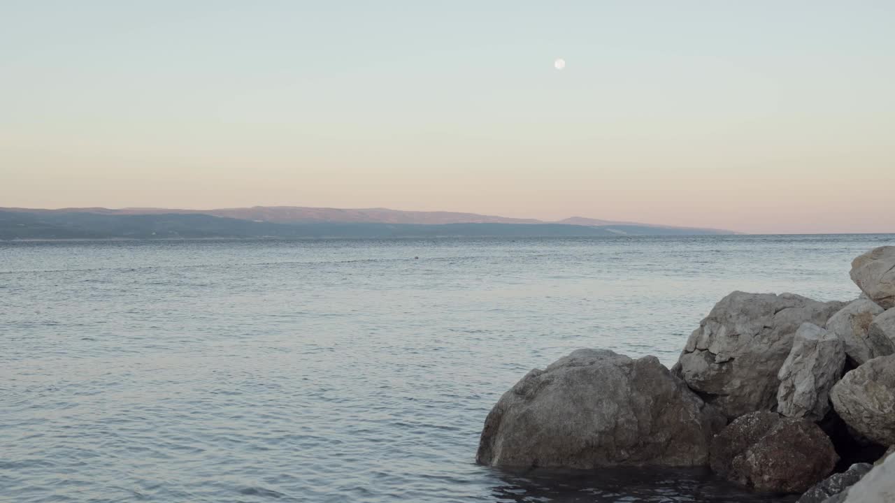 早晨的海景和海岸。视频素材