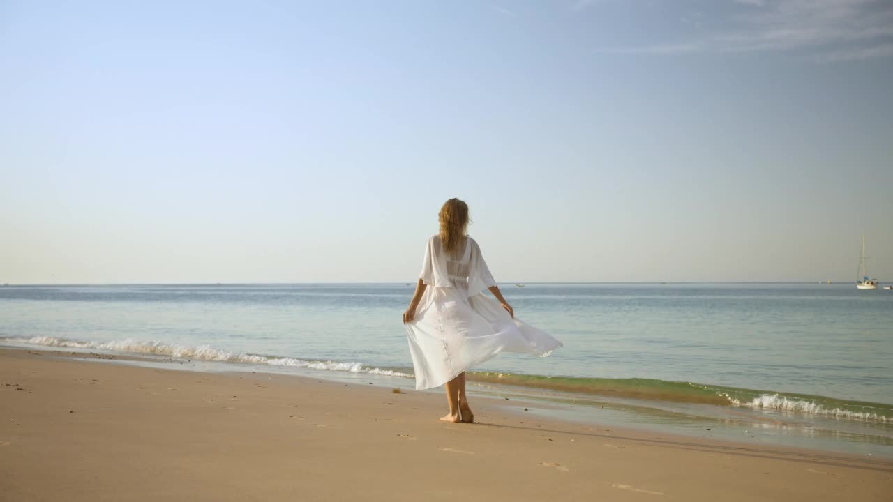 沙滩上的女人视频素材