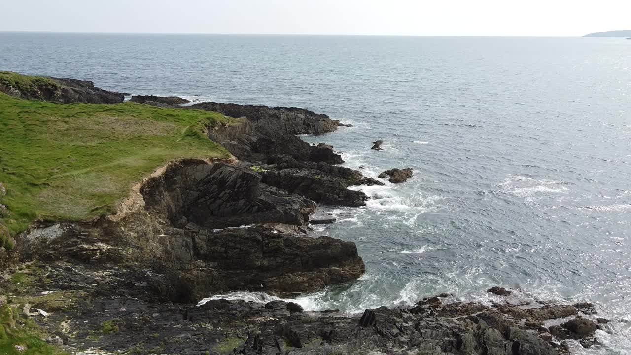 西科克海岸，鸟瞰图。海边长满草的岩石。爱尔兰的风景。视频素材