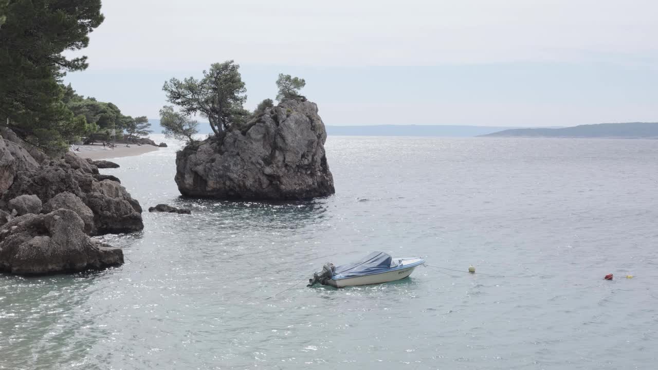 布雷拉石位于亚得里亚海的海岸线附近。视频素材