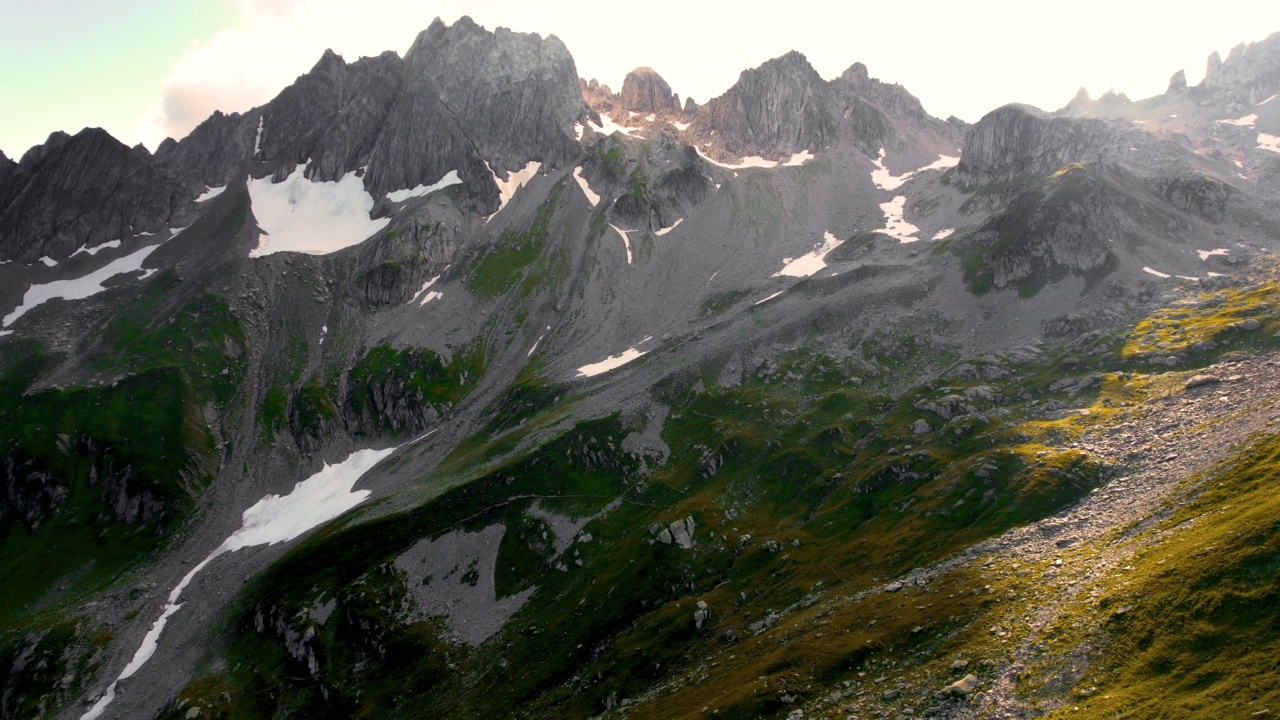 用无人机拍摄的法国阿尔卑斯山脉山峰的雄伟景象。视频素材