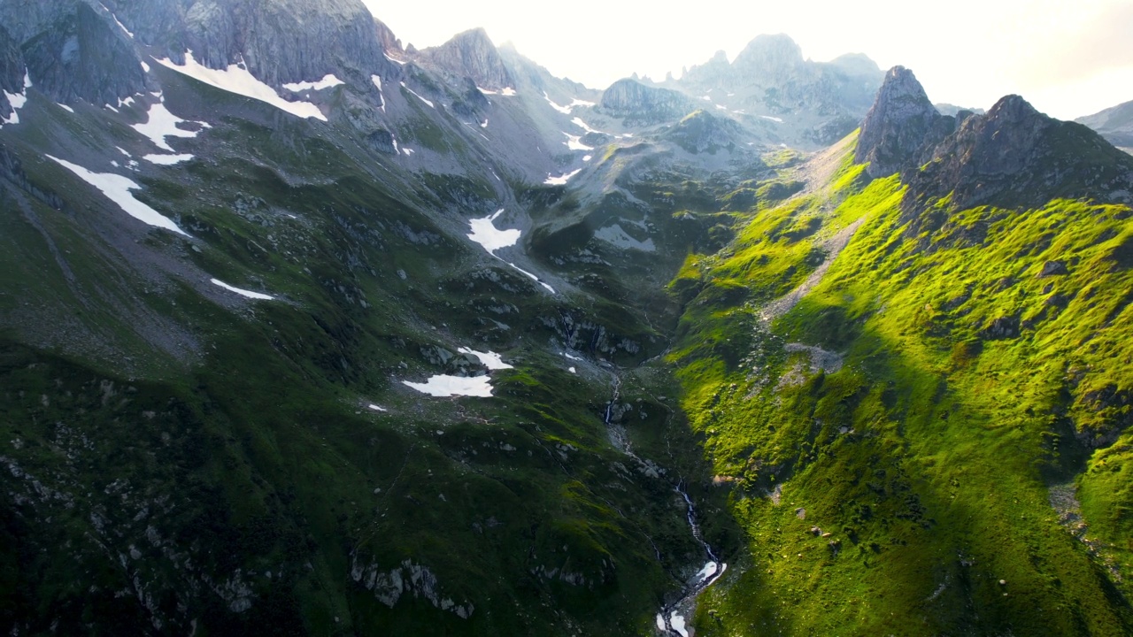 用无人机拍摄的法国阿尔卑斯山脉山峰的雄伟景象。视频素材