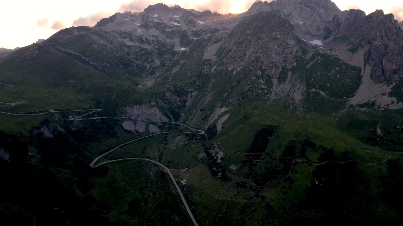 法国阿尔卑斯山脉蜿蜒山路的鸟瞰图。视频素材