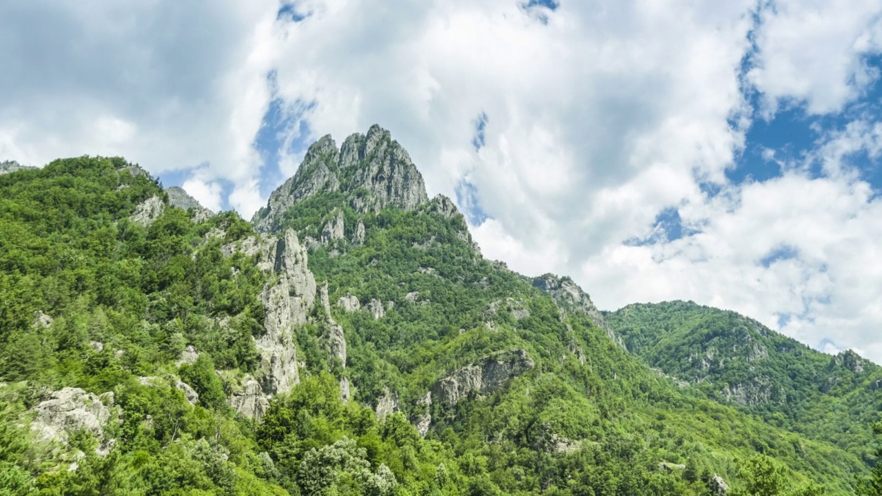 山川景观和白云——时光流逝视频素材