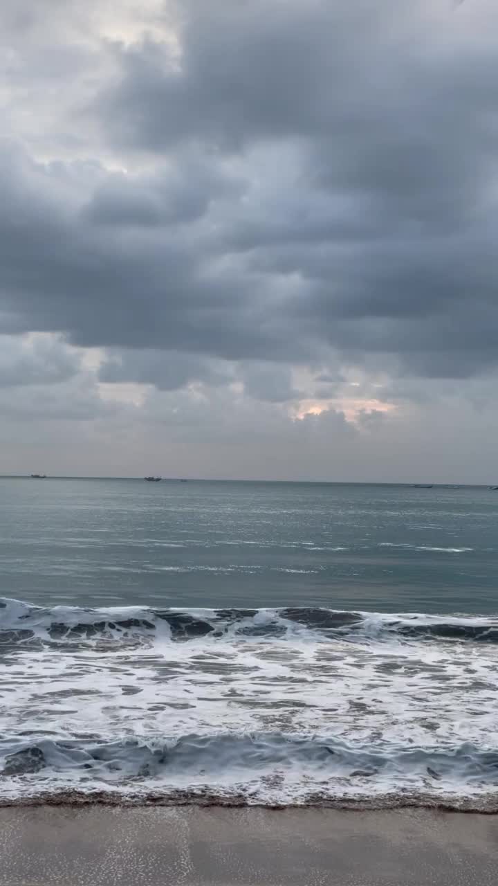 海滩上的海浪视频下载