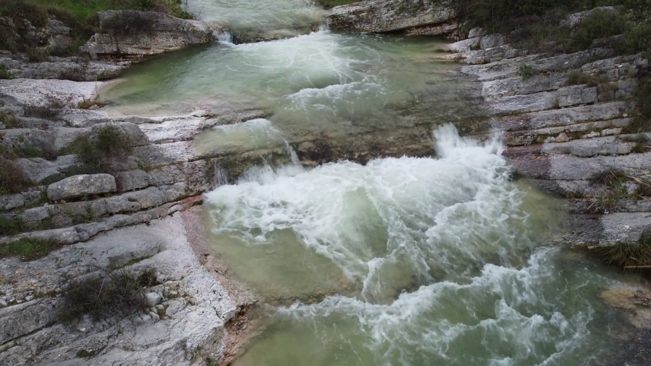 鸟瞰图，山间河流湍急，水流清澈。视频素材