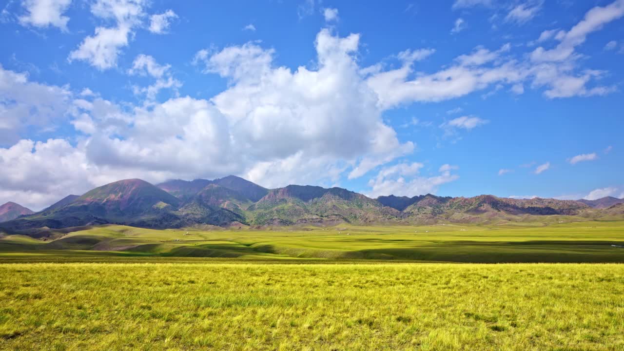 新疆美丽的草原和山景视频素材