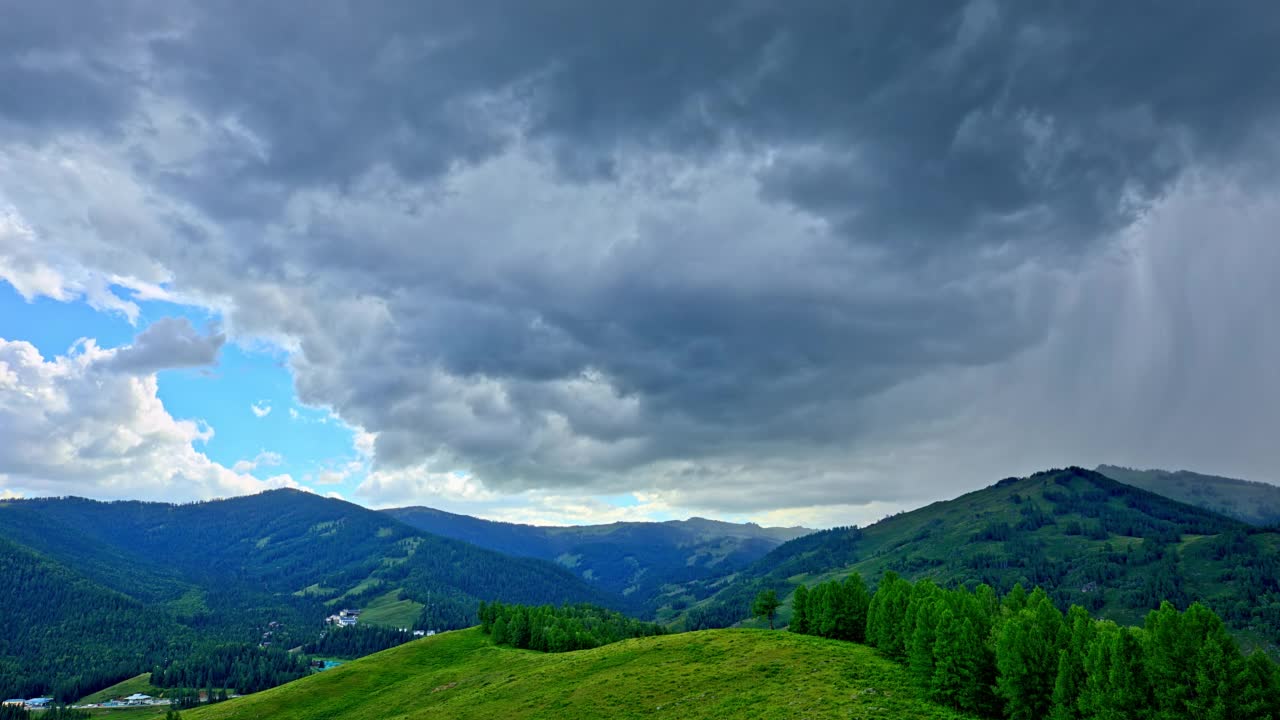 山顶上的乌云带着雨视频素材