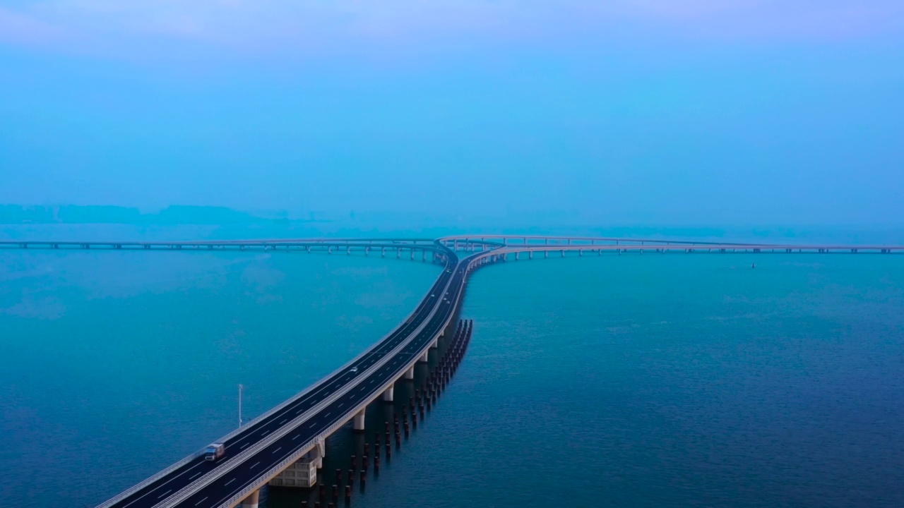 胶州湾大桥的无人机点在黄昏，青岛，山东省，中国视频素材