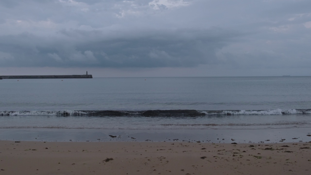 夜晚海滩上的海浪视频素材