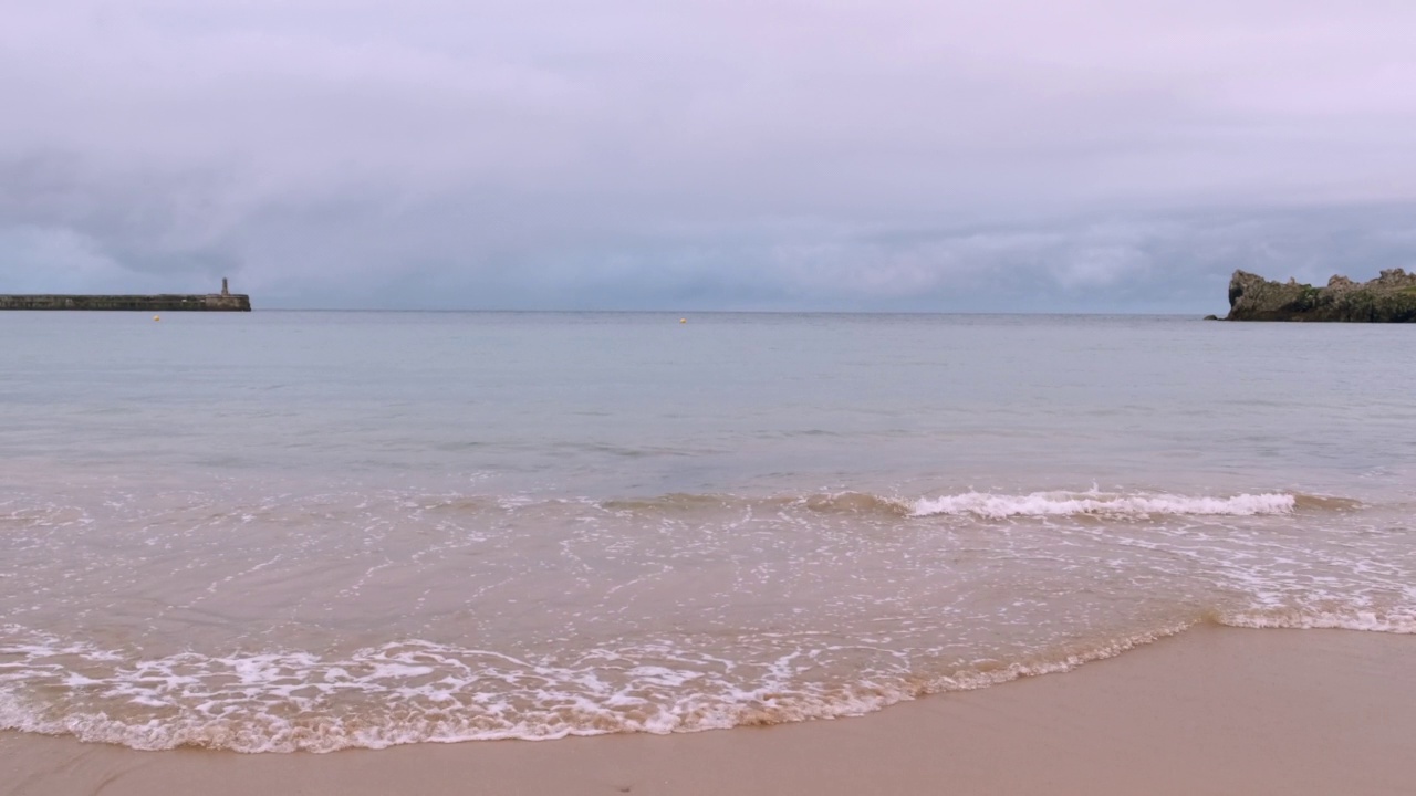 日落时海滩上的海浪视频素材