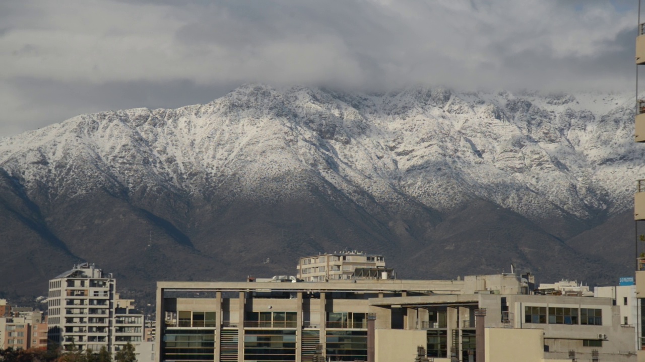 雪在圣地亚哥智利视频素材