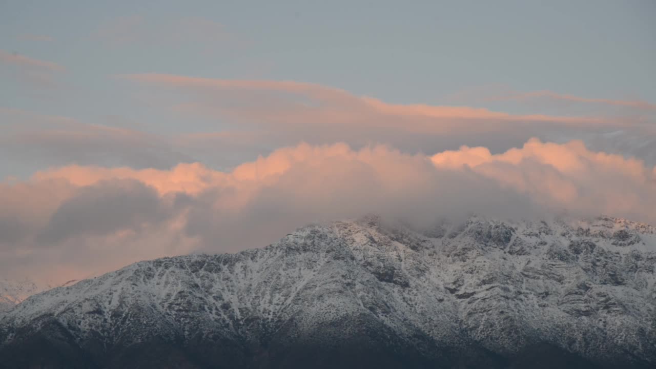 雪在圣地亚哥智利视频素材