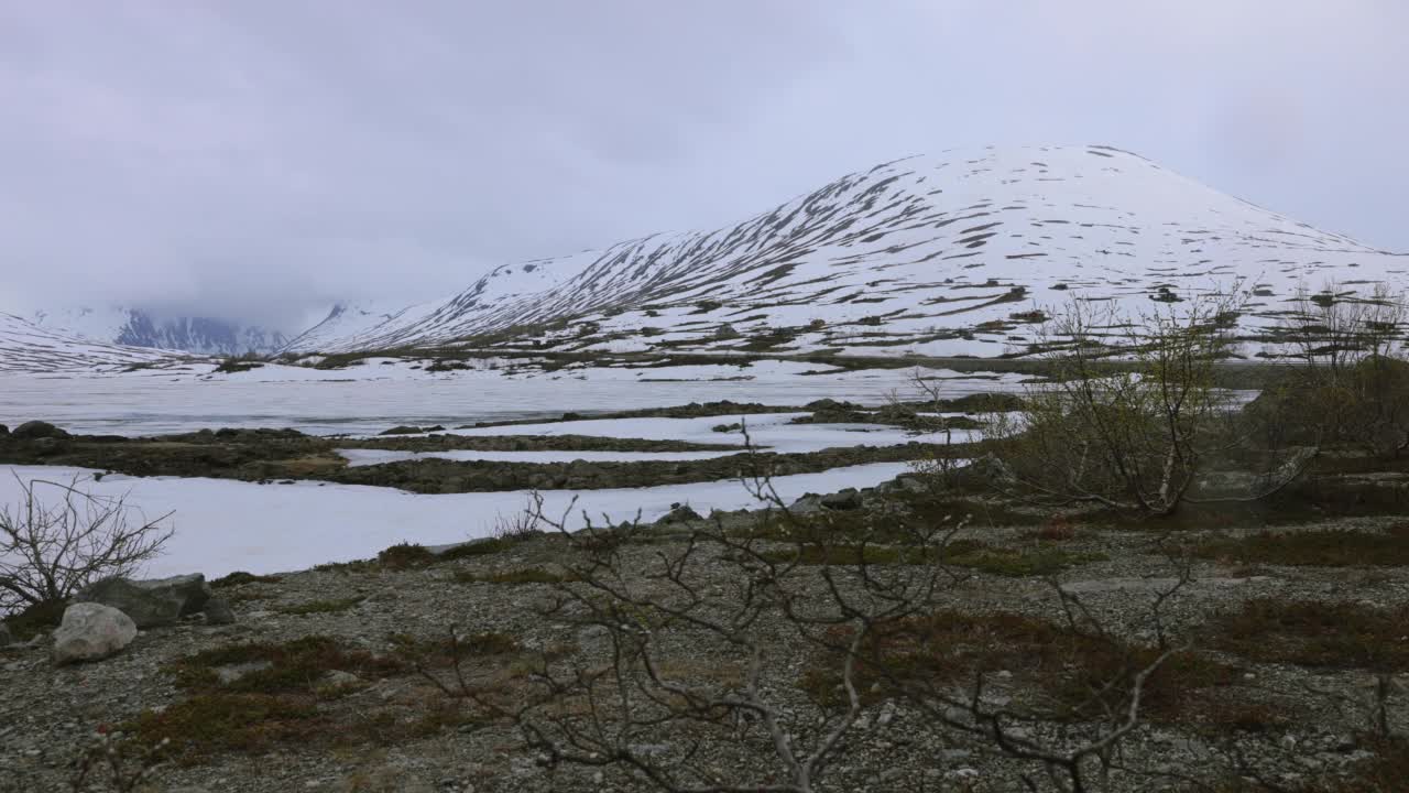 挪威冰封的湖泊和雪山的景色视频素材