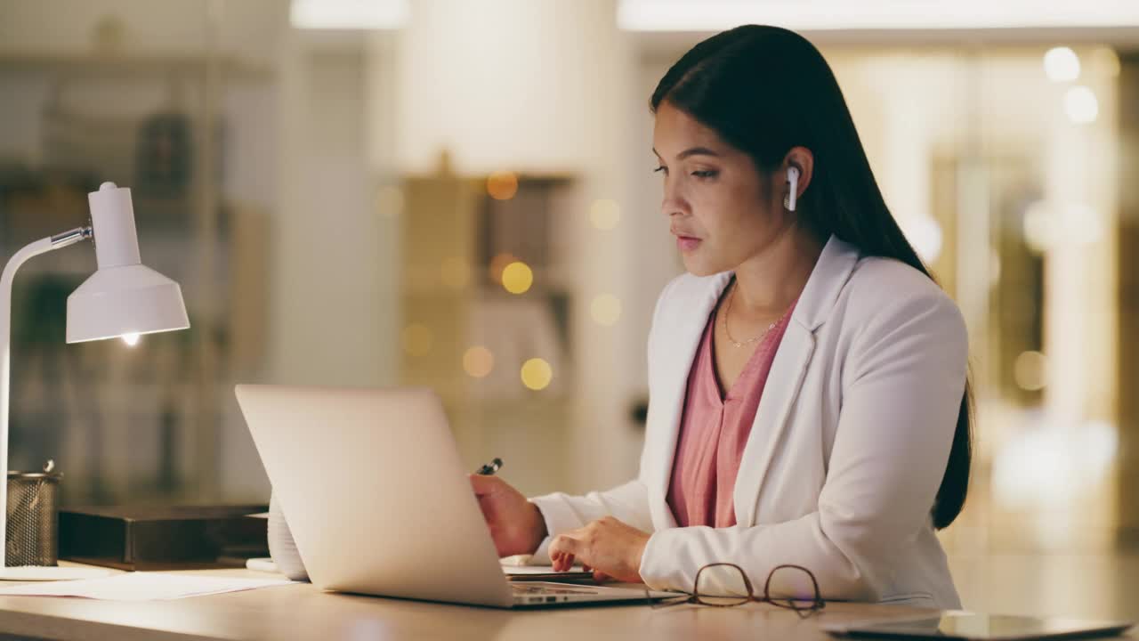 一位女商人正在用笔记本电脑进行视频通话。在办公室参加在线会议或网络研讨会的公司女高管。商务人士在网上参加电话会议视频素材