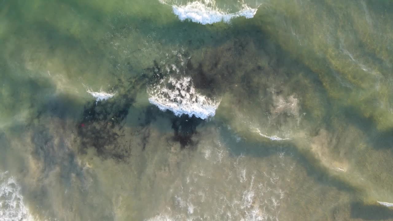 漂浮在海滩上的泄漏石油俯视图视频素材