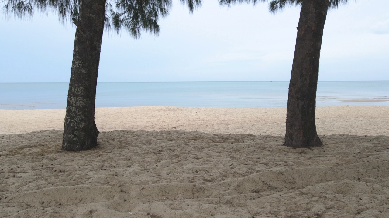 鸟瞰海洋和海滩，走进大海视频素材