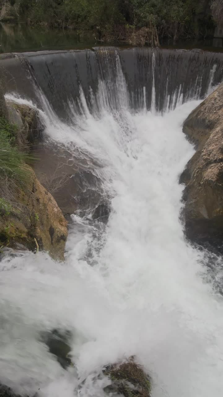 河水越过水坝，为农业引水。视频素材