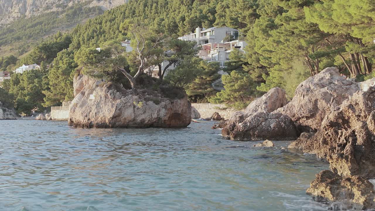 布雷拉石位于亚得里亚海的海岸线附近。视频素材