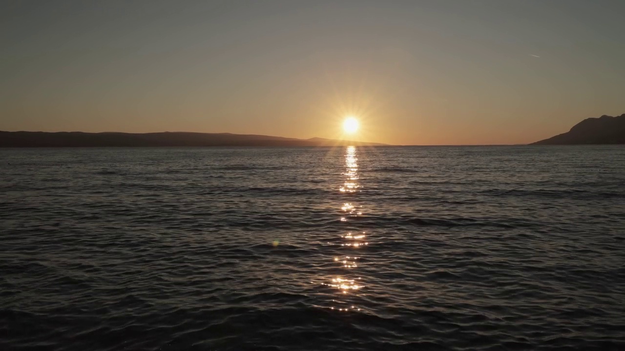 在夕阳海景。视频素材