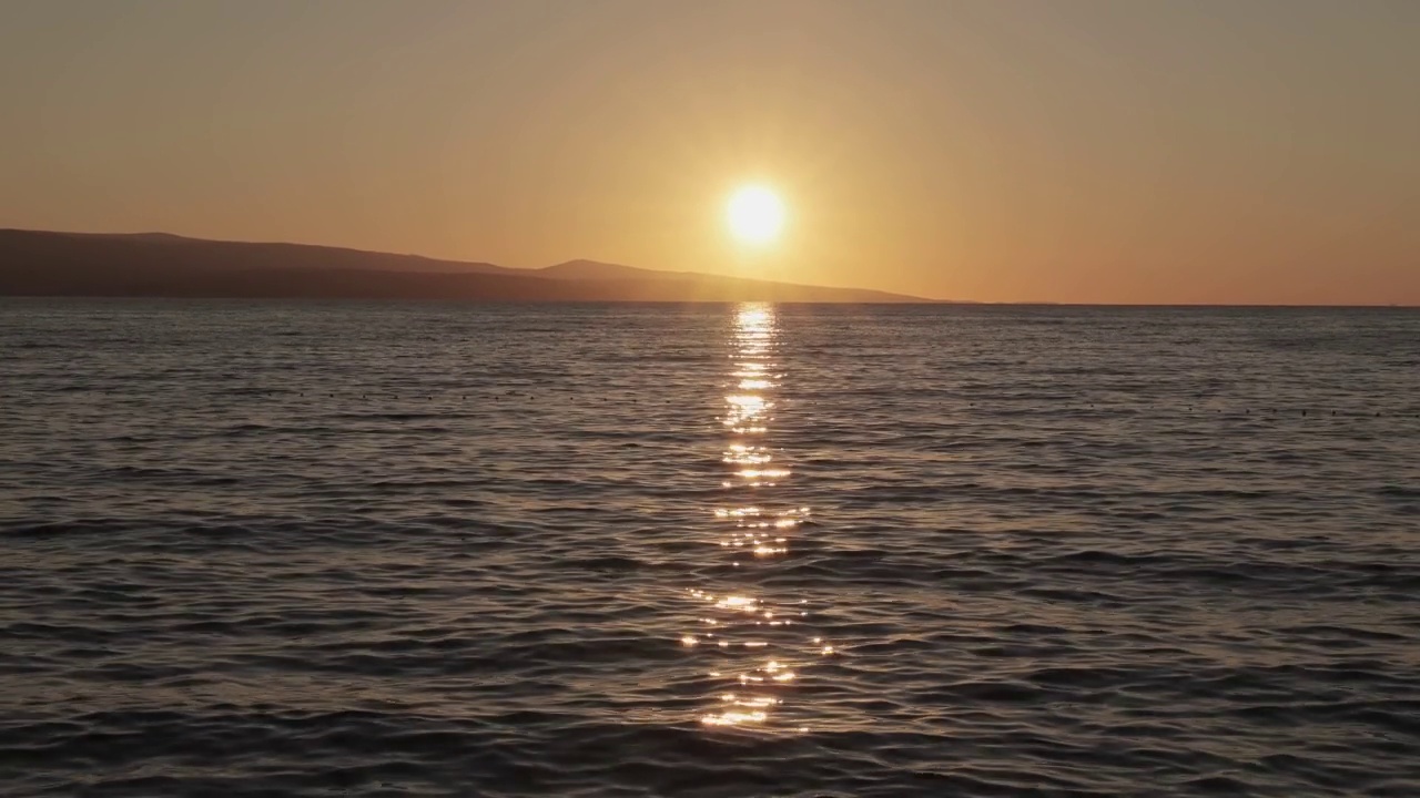 在夕阳海景。视频素材