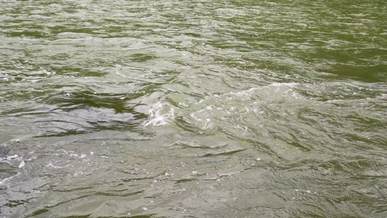 山间河流的水流缓慢流动视频素材