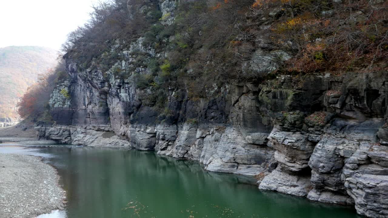 韩国蔚山太华江上游的悬崖视频素材